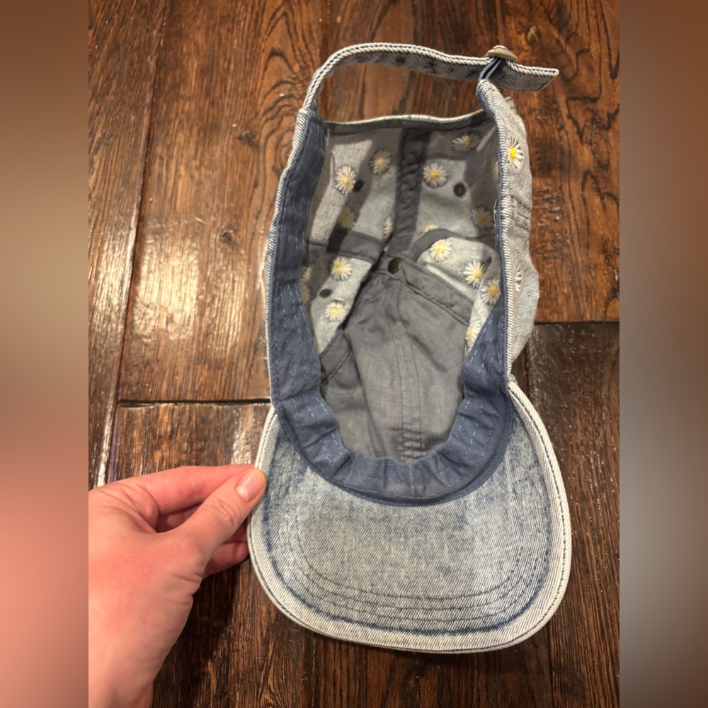 American Eagle Denim Cap with Daisy Embroidery - Picture 3 of 4